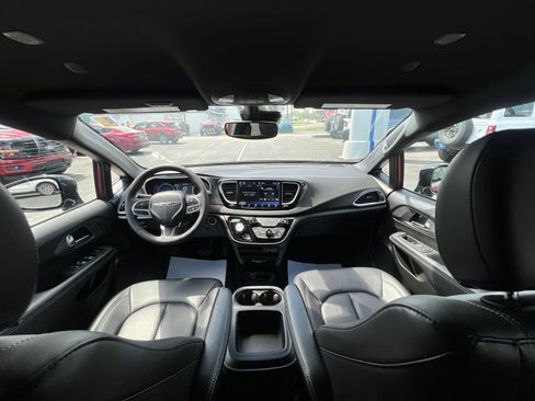 Used 2025 Chrysler Pacifica Select FWD image 42