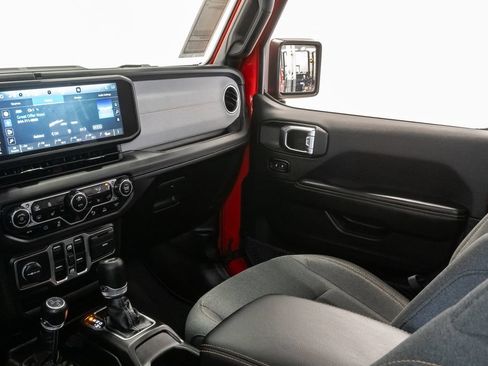 Used 2025 Jeep Wrangler Unlimited Sahara w/ Safety Group AWD/4WD image 12