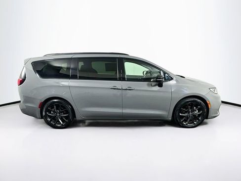 Used 2025 Chrysler Pacifica Limited FWD image 10