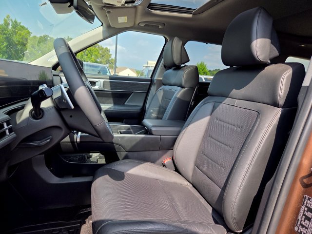 Used 2025 Hyundai Santa Fe Limited FWD image 9