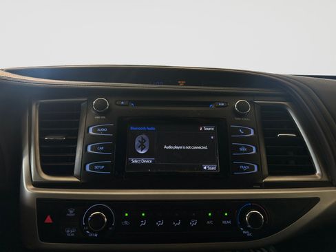 Used 2017 Toyota Highlander LE FWD image 17