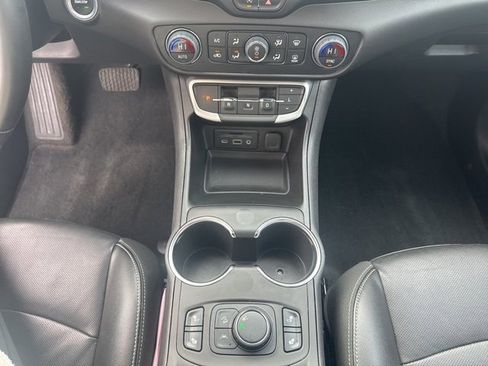 Used 2024 GMC Terrain SLT image 13