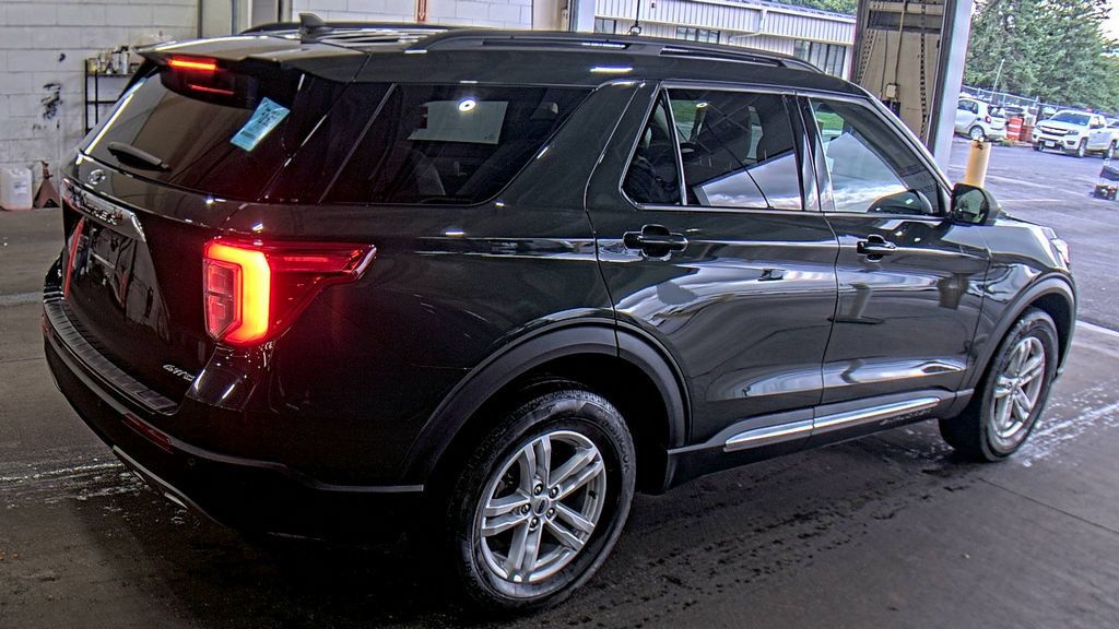 Used 2023 Ford Explorer XLT w/ Equipment Group 202A AWD/4WD image 4