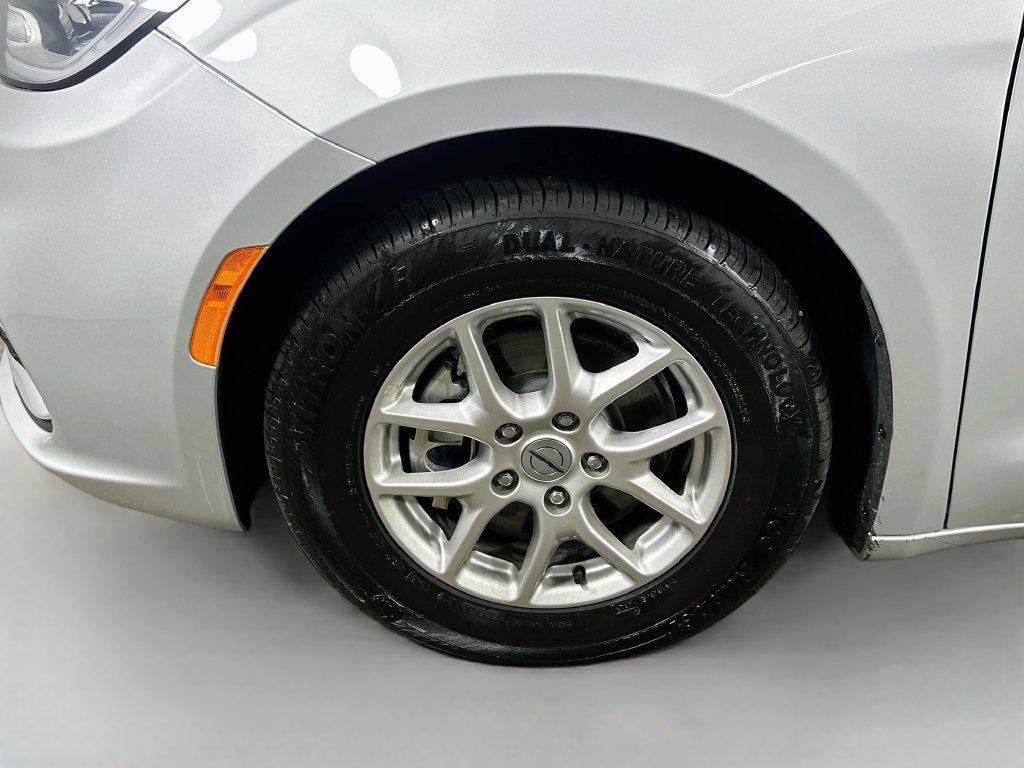 Used 2024 Chrysler Pacifica Touring-L FWD image 8