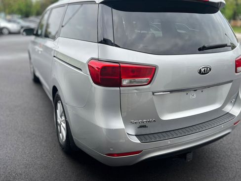 Used 2017 Kia Sedona LX w/ LX Essentials Premium Package FWD image 12