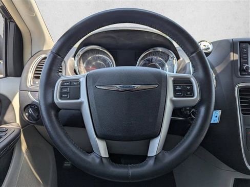 Used 2016 Chrysler Town & Country LX FWD image 15