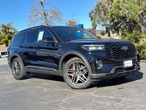 Used 2025 Ford Explorer ST-Line w/ Premium Package image 2