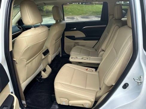 Used 2019 Toyota Highlander Limited FWD image 9