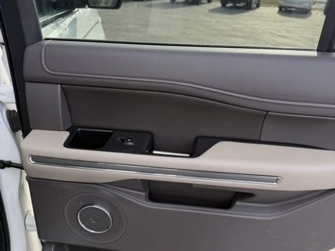 Used 2021 Ford Expedition XLT image 18