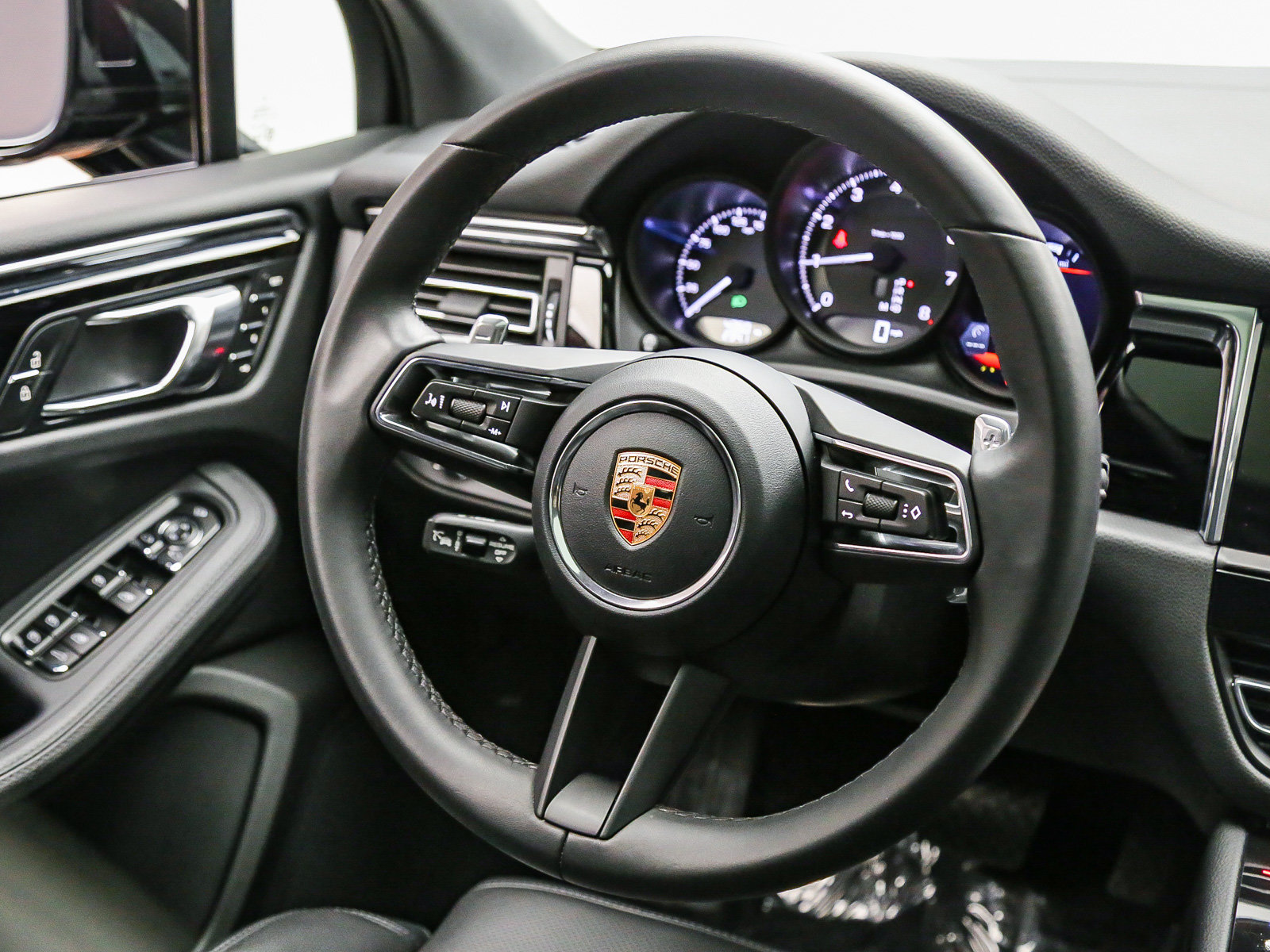 Certified 2026 Porsche Macan AWD/4WD image 19