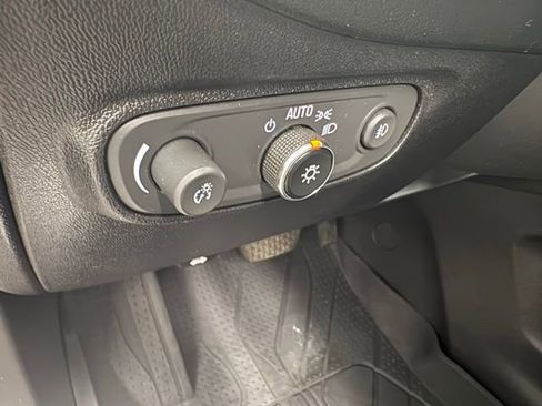 Used 2018 Chevrolet Equinox Premier w/ Infotainment II Package AWD/4WD image 15