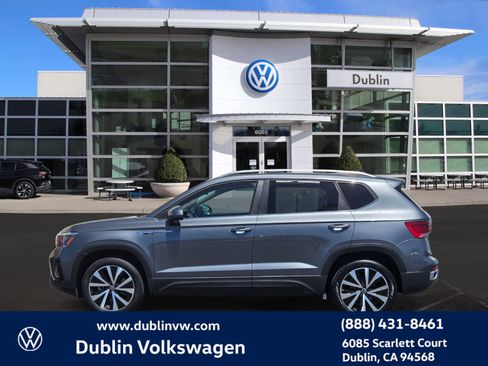 Used 2023 Volkswagen Taos SE w/ Panoramic Sunroof Package FWD image 7