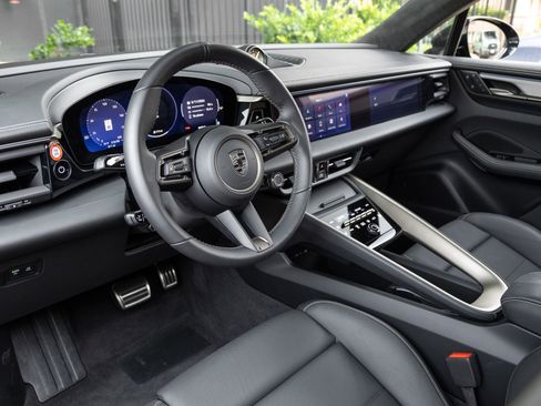 Certified 2025 Porsche Macan Turbo Electric AWD/4WD image 4