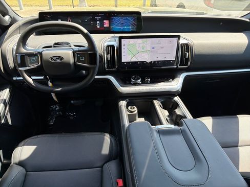 New 2026 Ford Expedition Platinum image 3