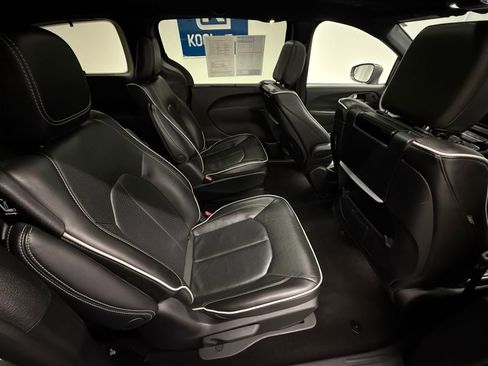 Used 2022 Chrysler Pacifica Limited w/ Uconnect Theater Family Group image 6