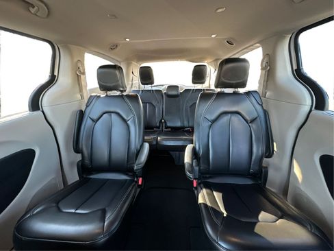 Used 2023 Chrysler Pacifica Touring-L FWD image 14