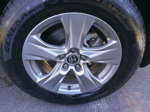 Used 2022 Toyota RAV4 XLE image 12