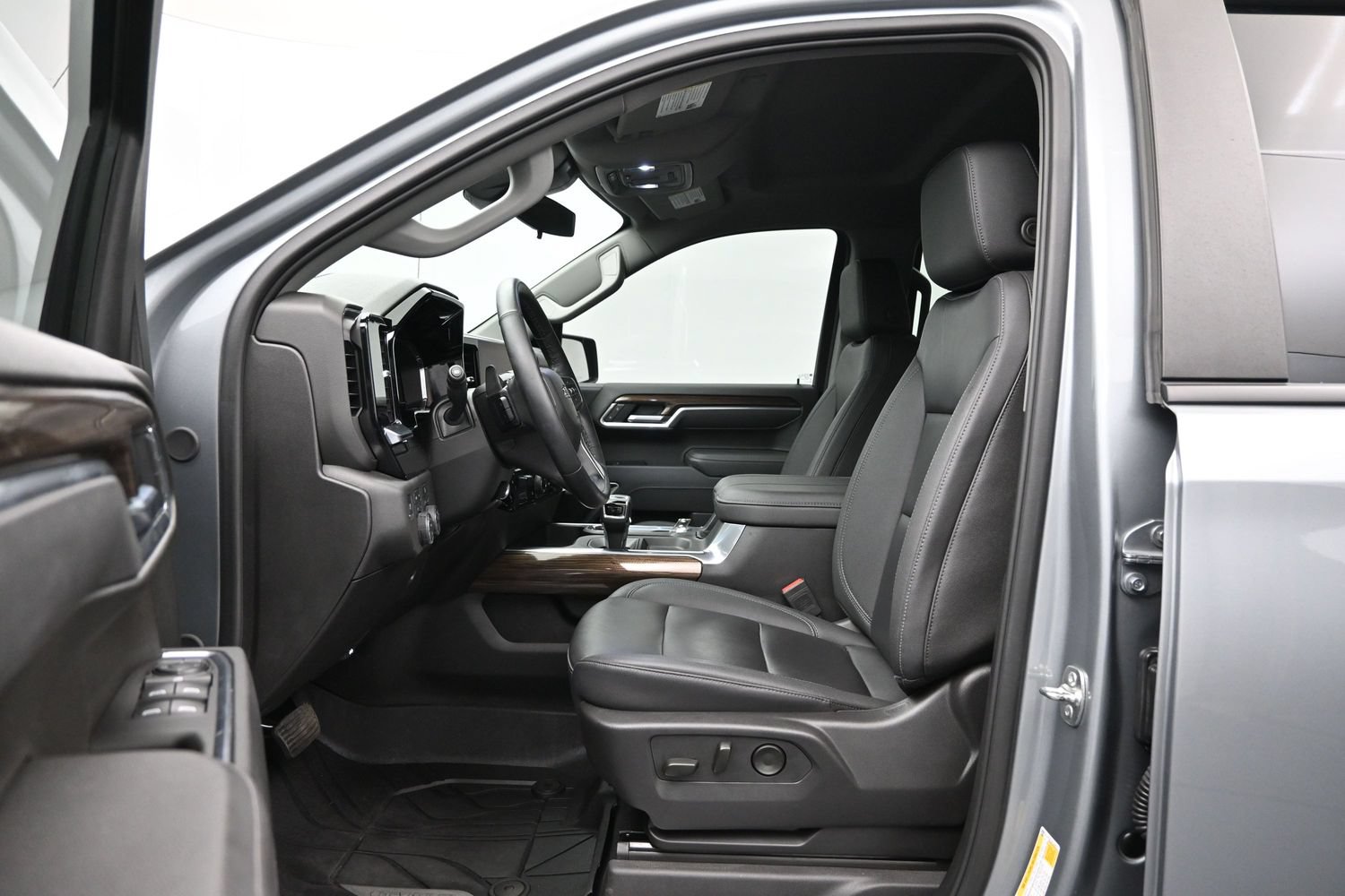 Used 2025 Chevrolet Silverado 1500 RST w/ Convenience Package II AWD/4WD image 9