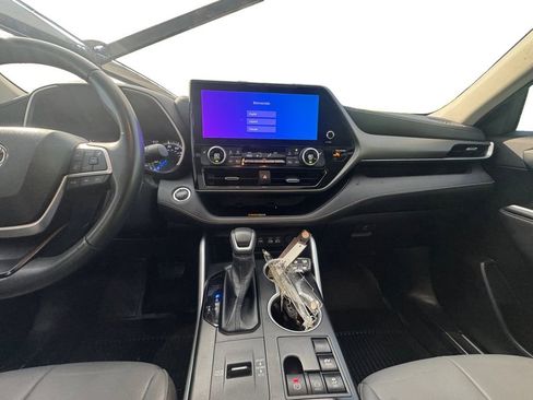 Used 2023 Toyota Highlander Bronze Edition image 13