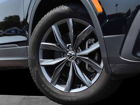 Certified 2023 Volkswagen Tiguan SE w/ Panoramic Sunroof Package FWD image 3