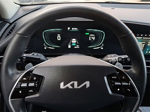 Certified 2023 Kia Niro EX image 22