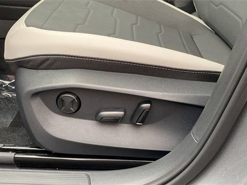 New 2026 Volkswagen Taos SE image 19