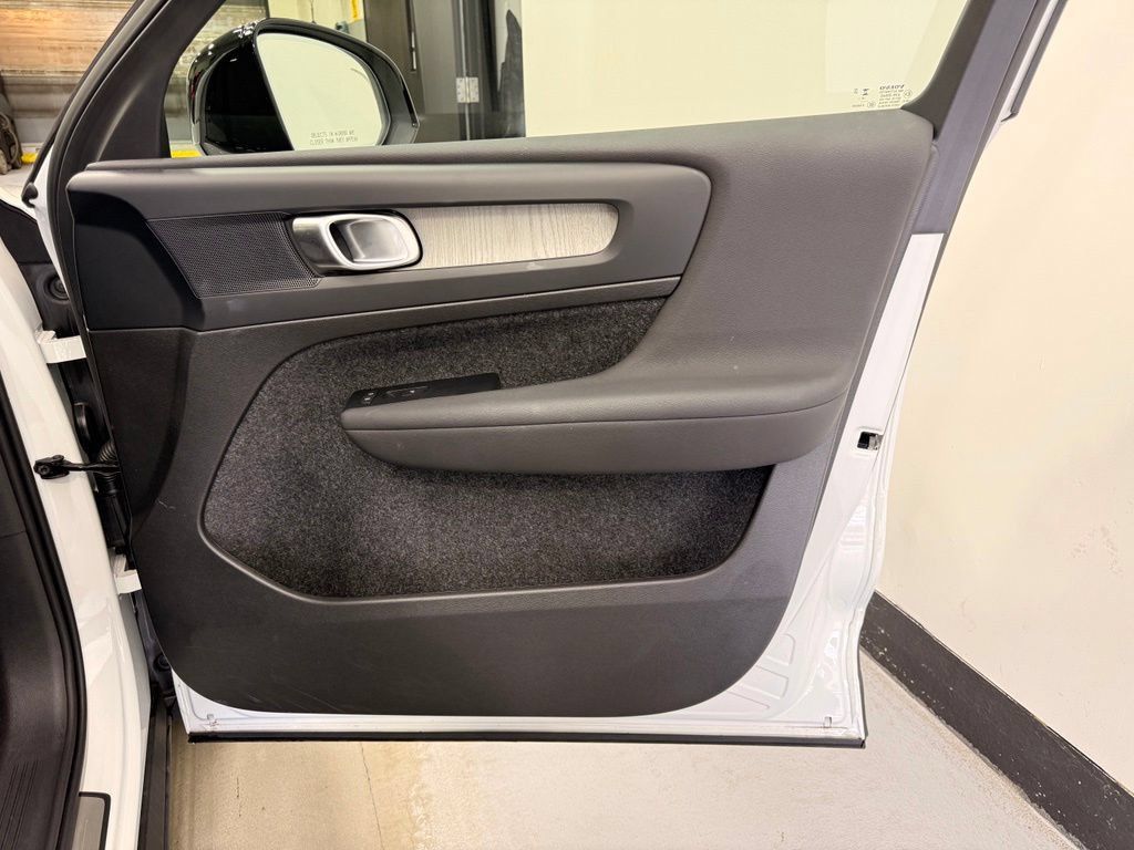 Used 2026 Volvo XC40 B5 Plus AWD/4WD image 27