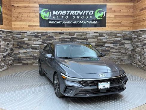 Used 2024 Hyundai Elantra SEL w/ Convenience Package FWD image 2