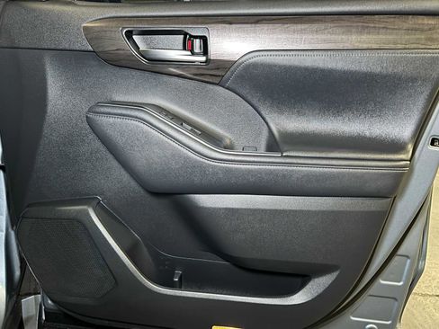 Used 2021 Toyota Highlander Platinum image 10