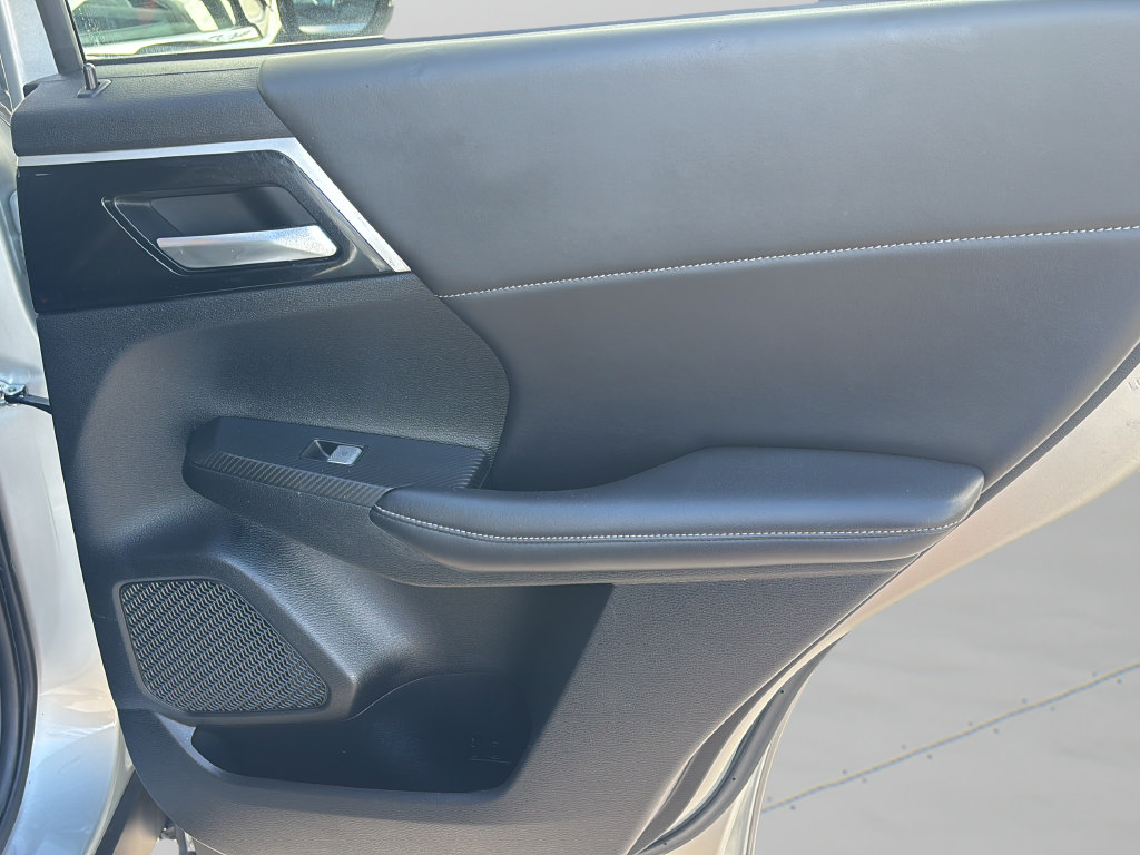 Used 2024 Mitsubishi Outlander AWD image 12