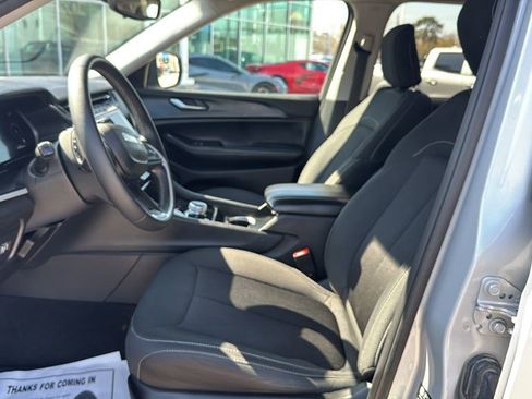 Used 2023 Jeep Grand Cherokee Laredo image 10