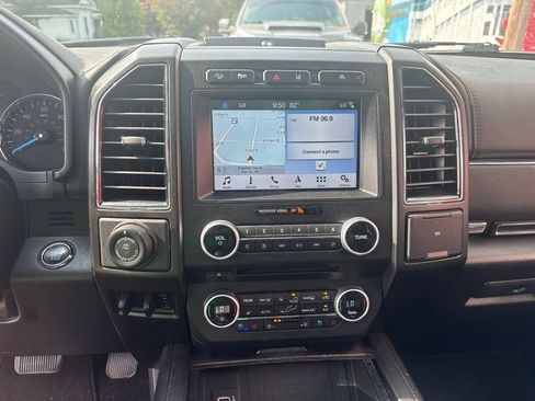Used 2018 Ford Expedition Limited w/ Equipment Group 301A AWD/4WD image 19