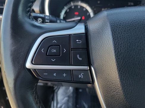 Used 2022 Toyota Highlander XLE image 6