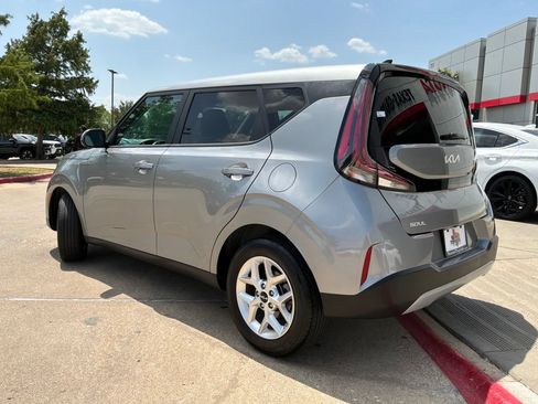 Used 2025 Kia Soul LX w/ LX Technology Package FWD image 8