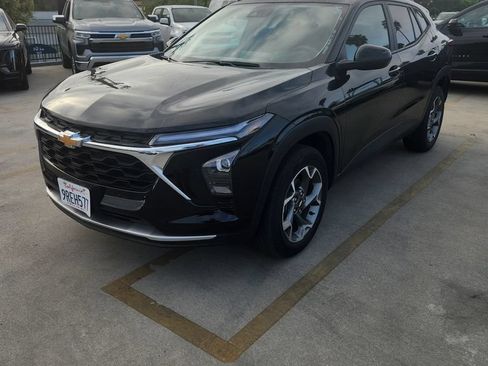Used 2025 Chevrolet Trax LT FWD image 2