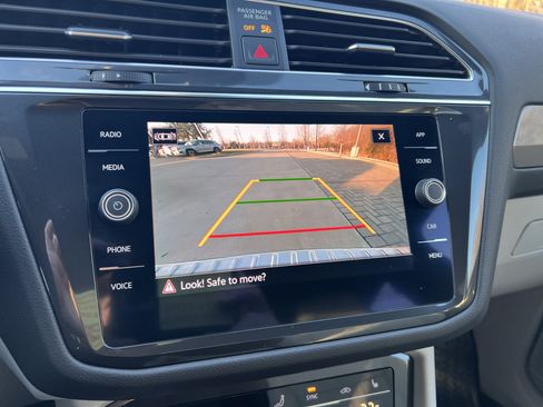 Certified 2022 Volkswagen Tiguan SE R-Line image 22