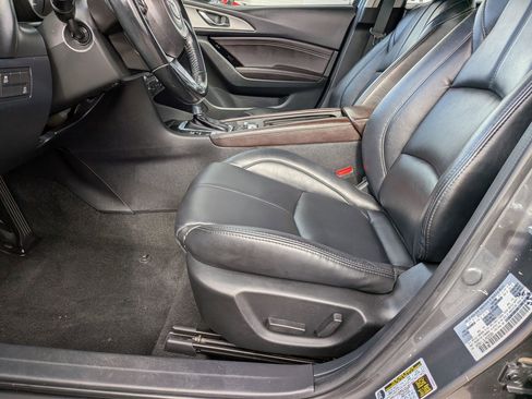 Used 2018 MAZDA MAZDA3 Touring image 11