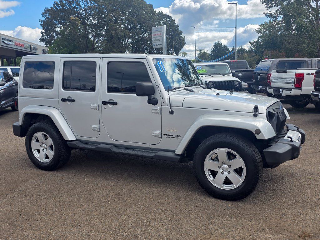 Used 2011 Jeep Wrangler Unlimited Sahara w/ Connectivity Group AWD/4WD image 3