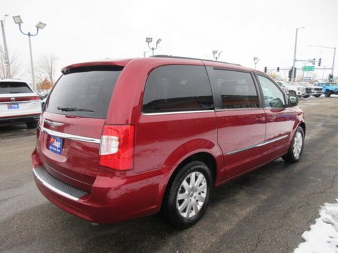 Used 2016 Chrysler Town & Country Touring image 5
