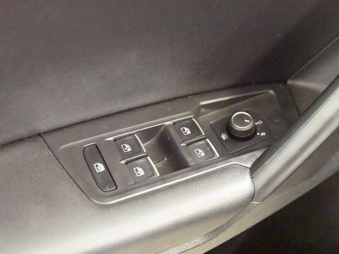 Used 2021 Volkswagen Tiguan SE w/ Panoramic Sunroof Package image 15