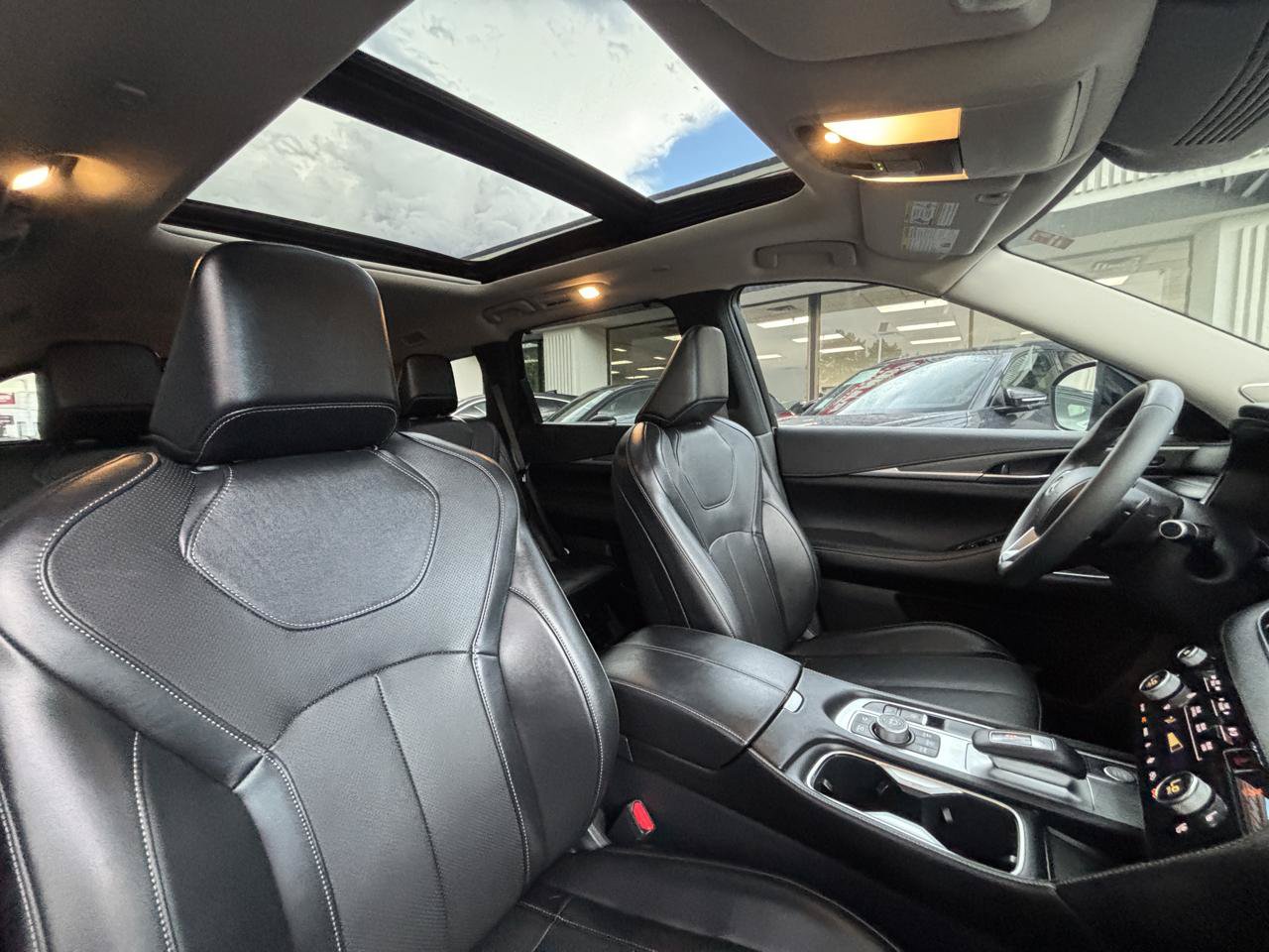 Used 2025 INFINITI QX60 Luxe AWD/4WD image 6