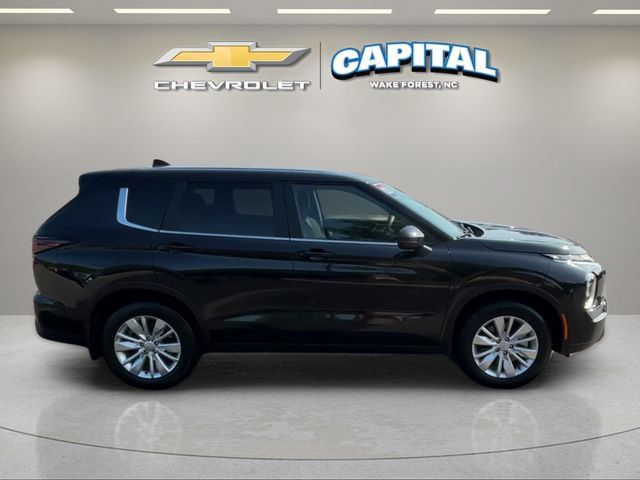 Used 2025 Mitsubishi Outlander ES FWD image 6