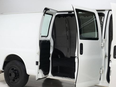 Used 2017 Chevrolet Express 2500 Extended image 19