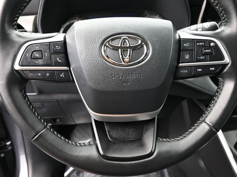 Used 2023 Toyota Highlander LE FWD image 16
