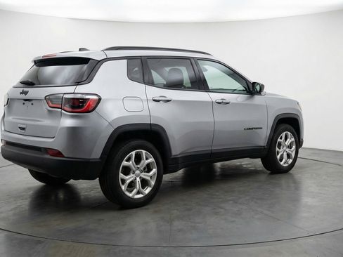 Used 2025 Jeep Compass Latitude image 9