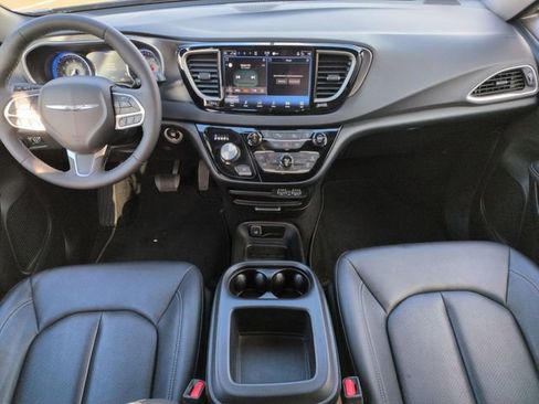 Certified 2025 Chrysler Pacifica Select image 26