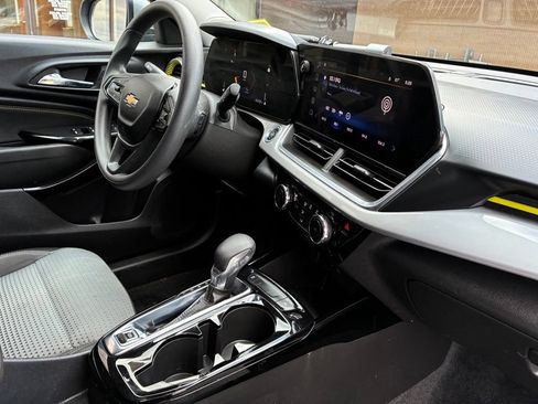 Used 2024 Chevrolet Trax LT FWD image 40