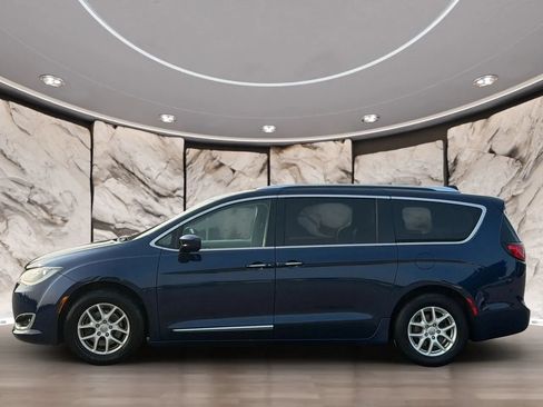 Used 2020 Chrysler Pacifica Touring-L FWD image 8