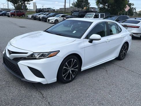Used 2019 Toyota Camry SE FWD image 3