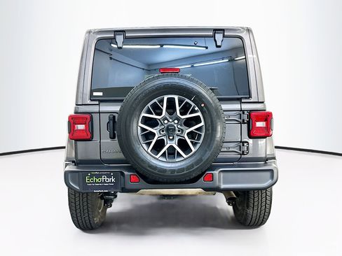 Used 2025 Jeep Wrangler Unlimited Sahara AWD/4WD image 7
